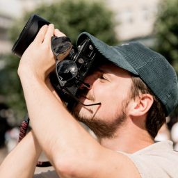 Mann mit Kappe fotografiert