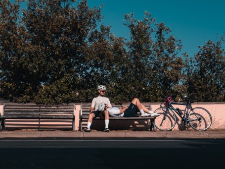 Zwei tanzende Menschen