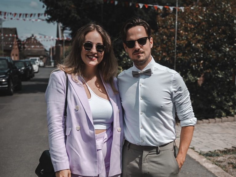 Pärchen mit Sonnenbrille auf Straße